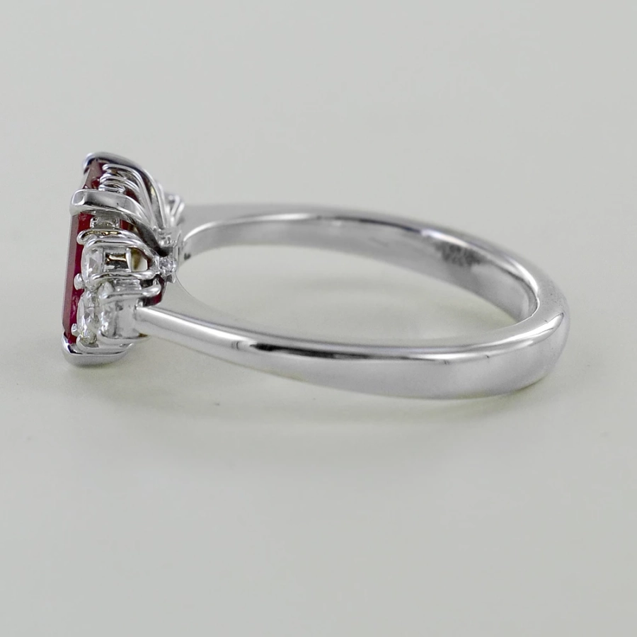 picture 5 A unique Italian ring with a central ruby and side diamonds - large ruby