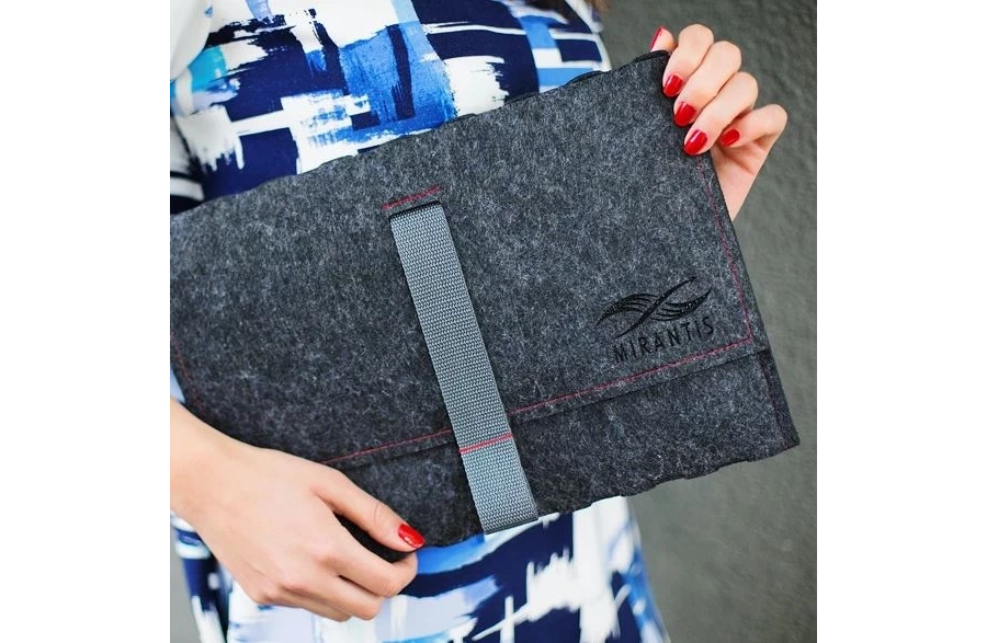 picture 1 A solidly made briefcase for documents or a tablet