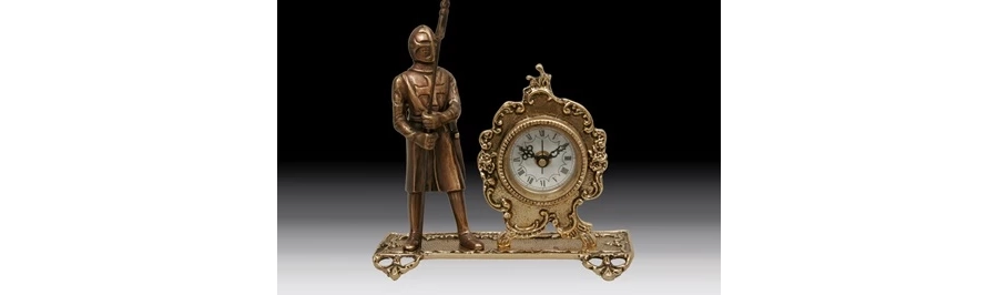 picture 1 A phenomenal bronze clock with a knight