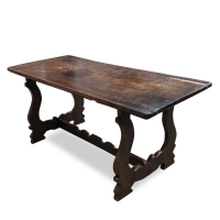 Picture Fratino walnut table with a wonderful single-axis top