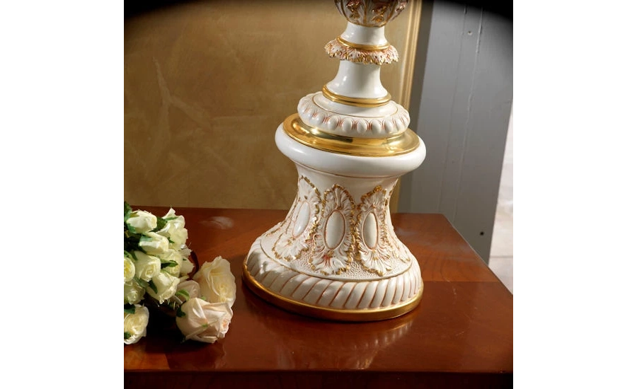 picture 4 Exquisite amphora with a vase