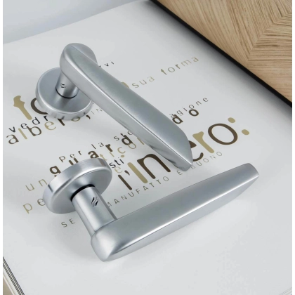 Picture Daytona handle with a lower rosette for a key or cylinder