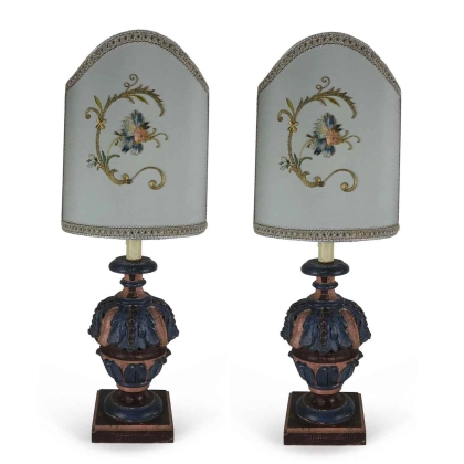 Zdjęcie Para lamp do salonu z antycznymi haftami, wykonanymi z dwóch rzeźbionych drewnianych wazonów