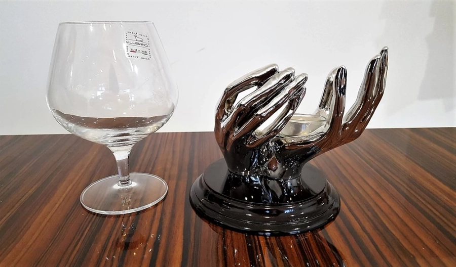 picture 2 A unique Le mani cognac warmer