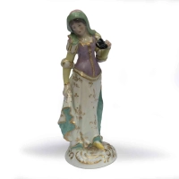 Zdjęcie Figurka ze starej porcelany paryskiej przedstawiająca kobietę stojącą na okrągłej podstawie