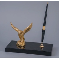 Picture Desk gadget - an eagle on a wooden base with a black pen
