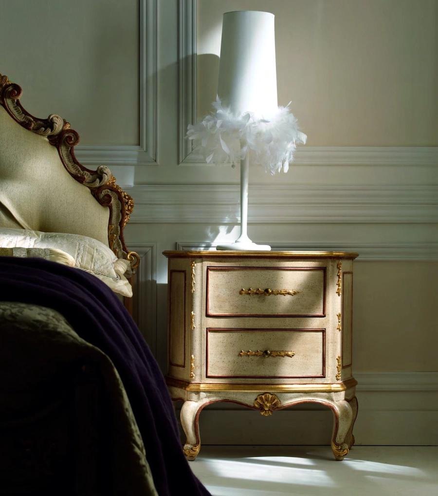 picture 1 Elegant bedside table in the Renaissance style
