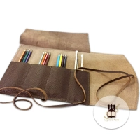 Picture A stylish leather pencil case perfect for an artist - Legatoria Koine