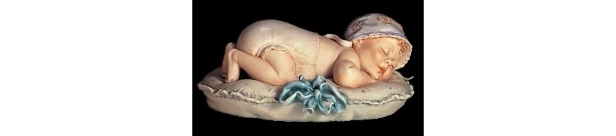 obrazek 1 Porcelanowy chłopczyk drzemiący na poduszce