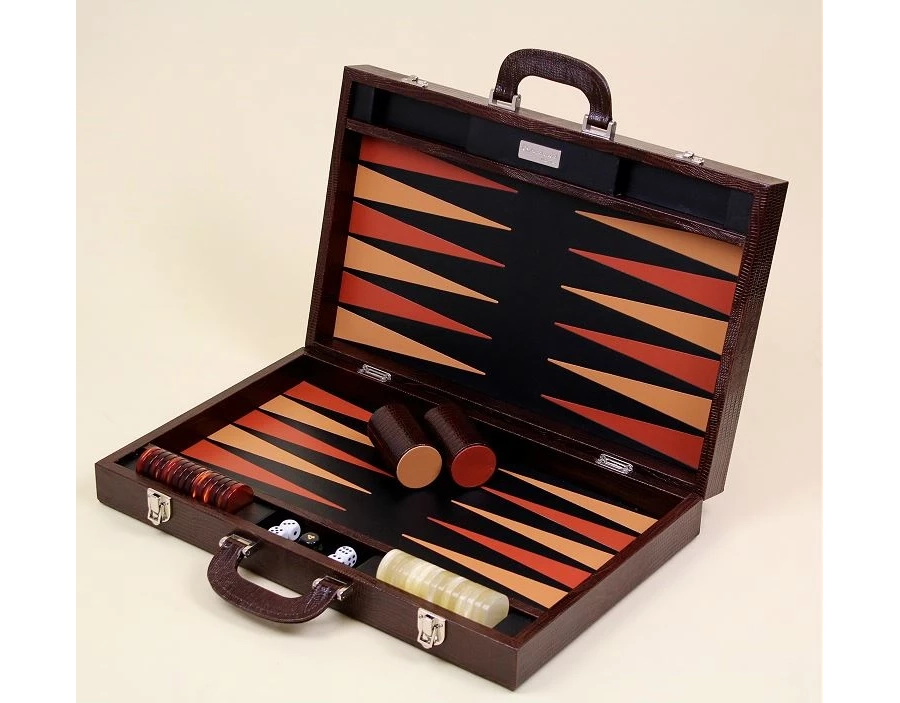 Bild 1 Backgammon-Brettspiel in einer Holzkiste