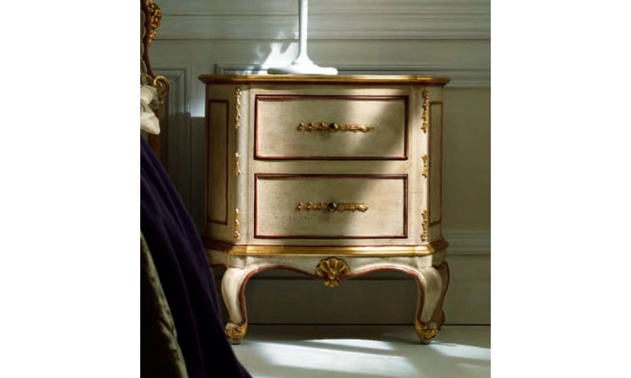 picture 2 Elegant bedside table in the Renaissance style