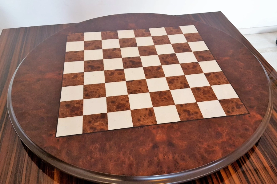 picture 3 A large, classic chess board