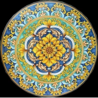 Bild Repräsentative Gartentischplatte aus vulkanischer Lava mit reichhaltiger dekorativer Verzierung - Ceramiche Valchida