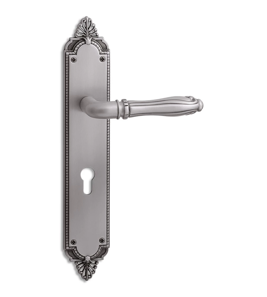 picture 1 Tirador de puerta Cortona de latón con rosetón para llave