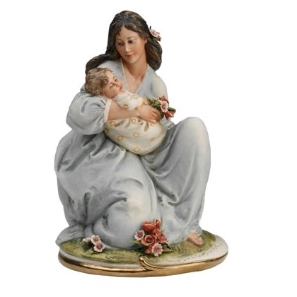 Zdjęcie Porcelanowa figurka matki trzymającej dziecko w ramionach