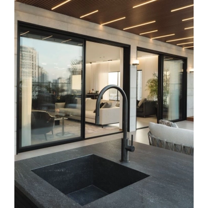 Picture A solid single-lever faucet with a pull-out spout