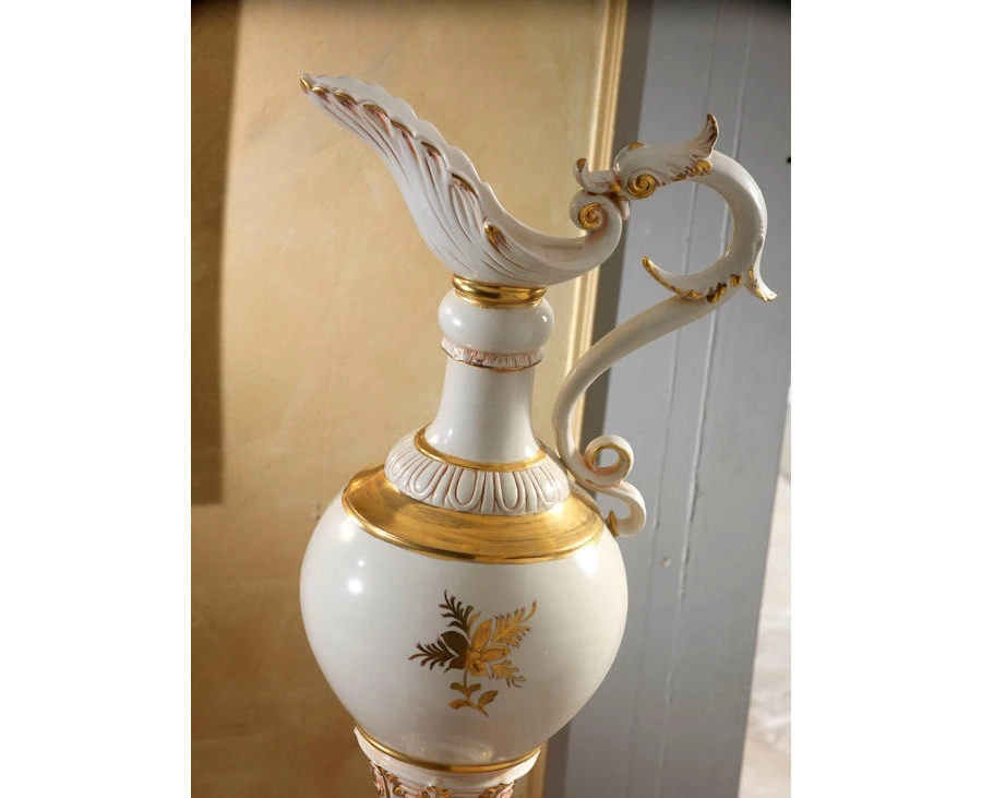 picture 3 Exquisite amphora with a vase
