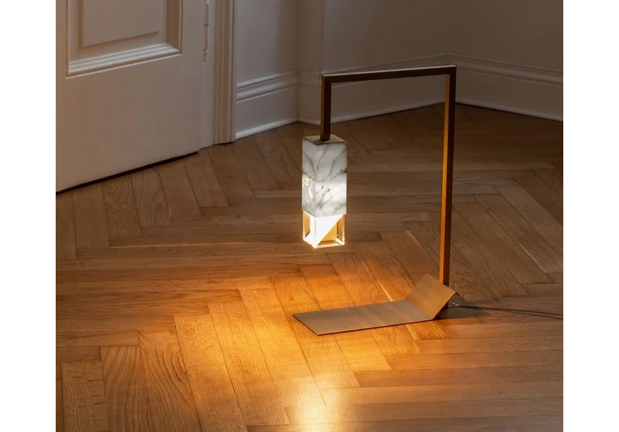 Bild 4 Elegante Tischlampe mit Marmoroberfläche