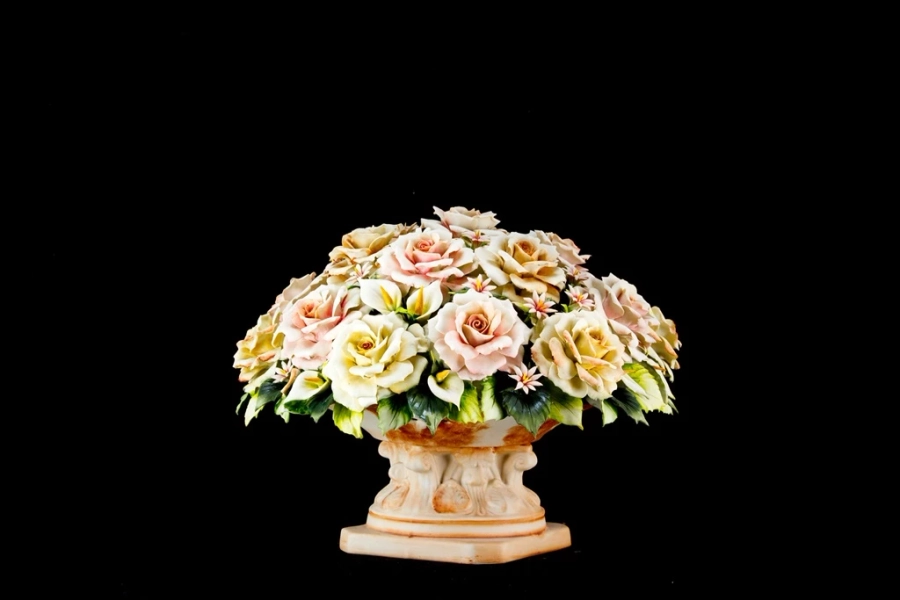 picture 1 Attractive porcelain decoration with flowers