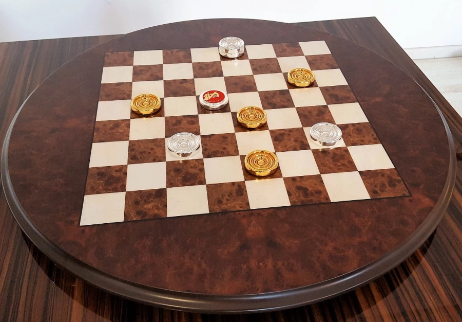 picture 2 A large, classic chess board