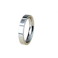Picture A beautiful wedding ring made of white gold with a 2.5 mm wide diamond