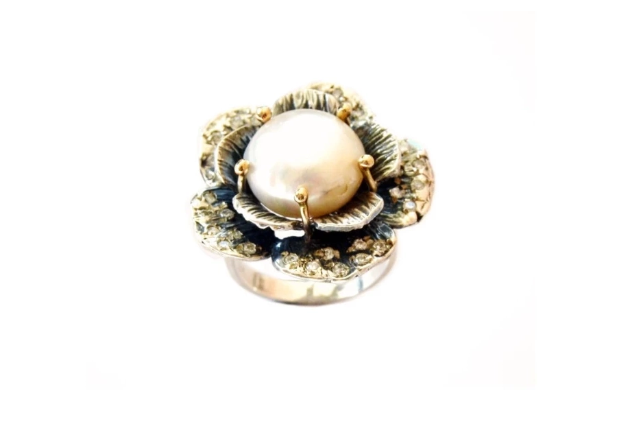 picture 1 An exceptionally feminine ring with a pearl