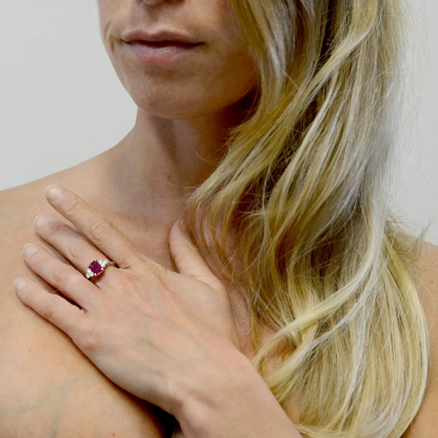picture 2 A unique Italian ring with a central ruby and side diamonds - large ruby