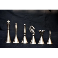 Picture Un elegante juego de piezas de ajedrez de metal - The Chess Empire