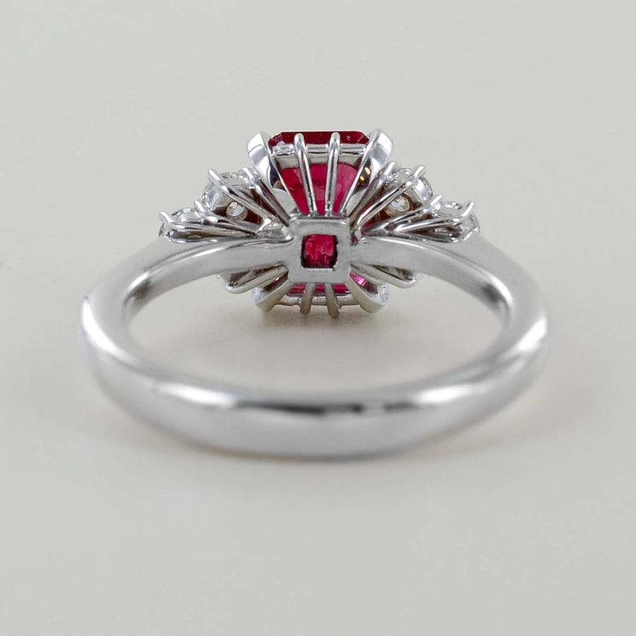 picture 3 A unique Italian ring with a central ruby and side diamonds - large ruby