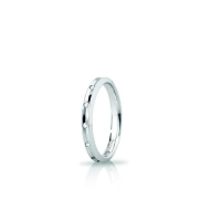 Picture Beautiful gold wedding ring with 8 diamonds