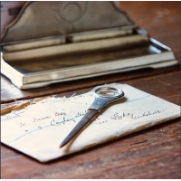 Picture A paper cutter with a magnifying glass