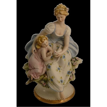 Zdjęcie Matka i dziecko - porcelanowa figurka do salonu