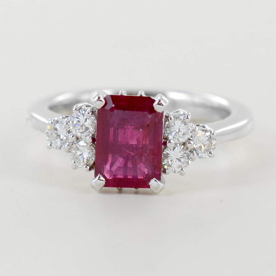 picture 4 A unique Italian ring with a central ruby and side diamonds - large ruby