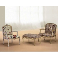Picture An antique, unique pouffe for a unique living room - Morello Gianpaolo