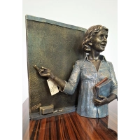 Zdjęcie Piękna statuetka nauczycielki przy tablicy