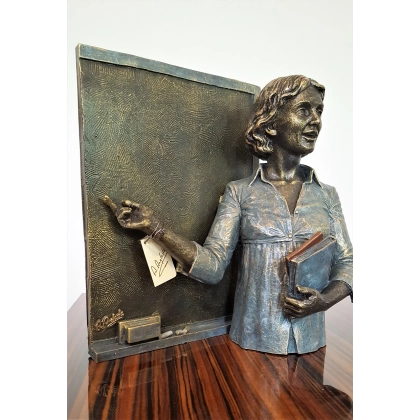 Zdjęcie Piękna statuetka nauczycielki przy tablicy